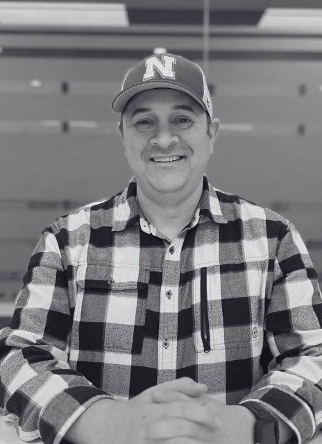 Arturo Perez, allied recruiter at Uniti Med sitting behind a desk